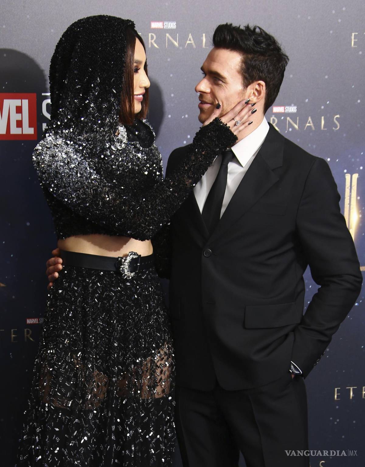$!Gemma Chan, a la izquierda, y Richard Madden posan al llegar a la premiere de Eternals en Londres. AP/Joel C Ryan/Invision
