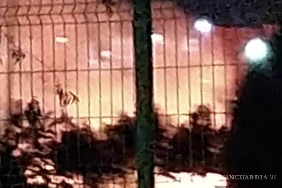 Hombre intenta quemar a migrantes en el exterior de la Casa del Migrante de Saltillo; les arroja botellas con gasolina