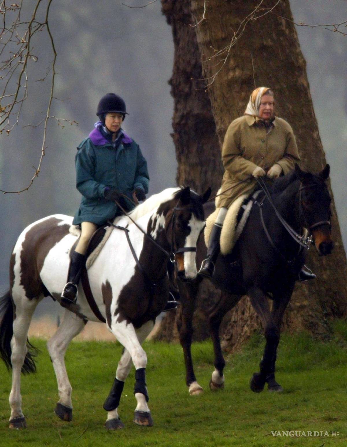 $!Una imagen del 2 de abril de 2002. La reina Isabel II de Gran Bretaña (d) y su hija, la princesa Ana (i) cabalgando por los terrenos del castillo de Windsor.