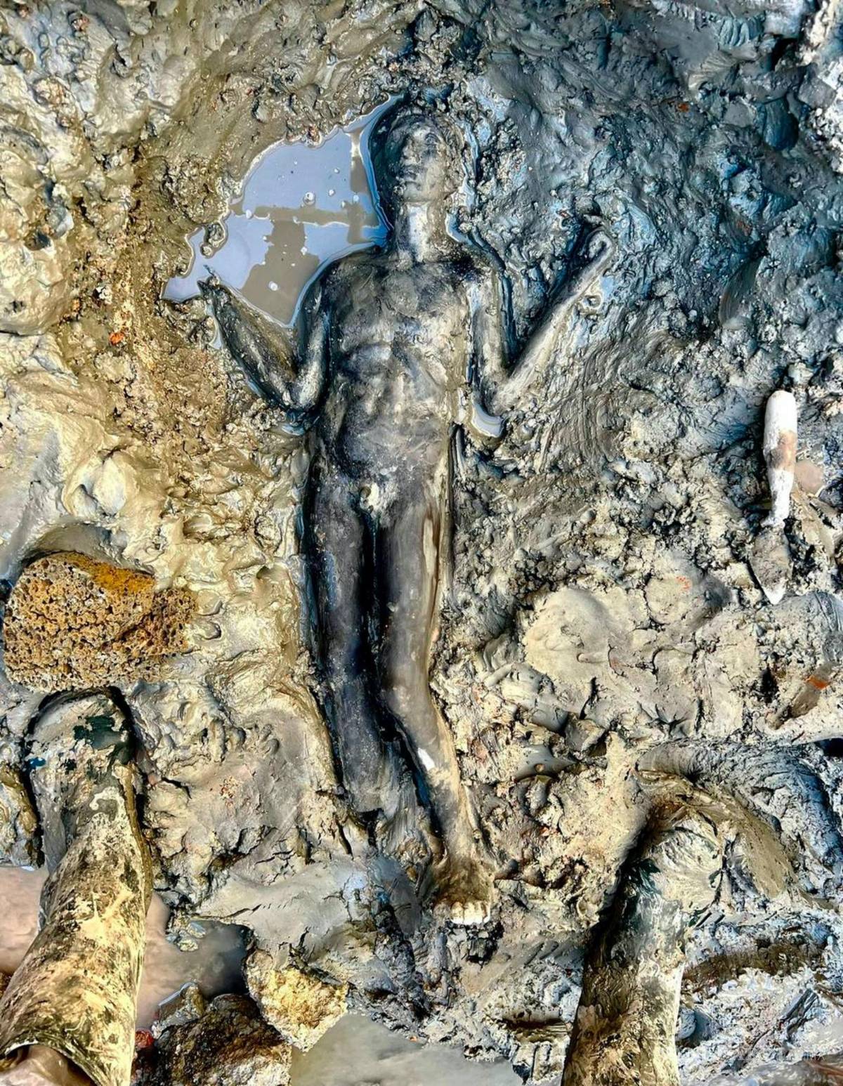 $!Una estatua en el sitio del descubrimiento bien conservadaa de una antigua fuente termal toscana en San Casciano dei Bagni, Italia central