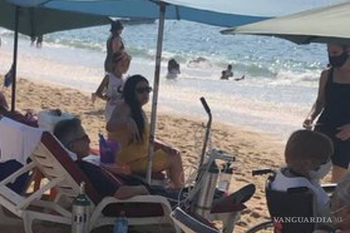 Turista conectado a tanque de oxígeno y sin cubrebocas vacaciona en playa de Acapulco