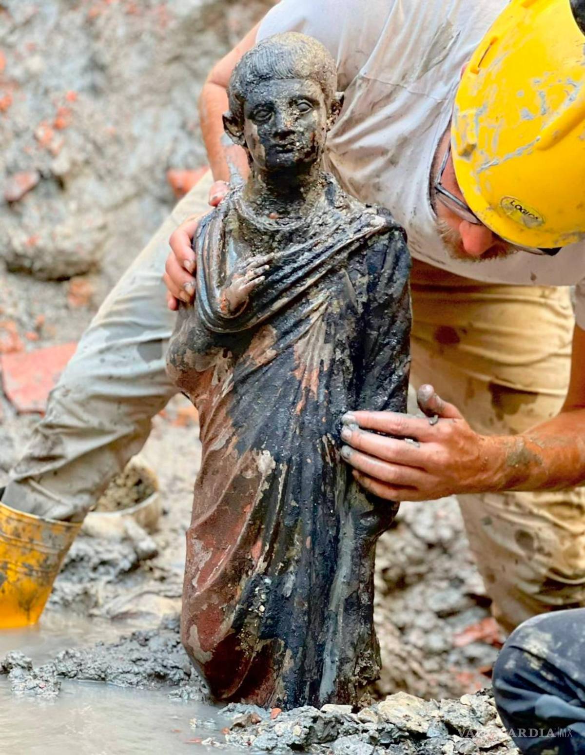 $!Arqueólogos trabajan en el sitio del descubrimiento de dos decenas de estatuas de bronce en San Casciano dei Bagni, en Italia.