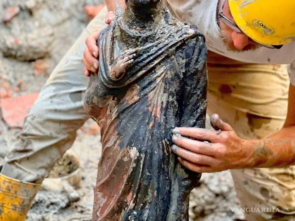 $!Arqueólogos trabajan en el sitio del descubrimiento de dos decenas de estatuas de bronce en San Casciano dei Bagni, en Italia.