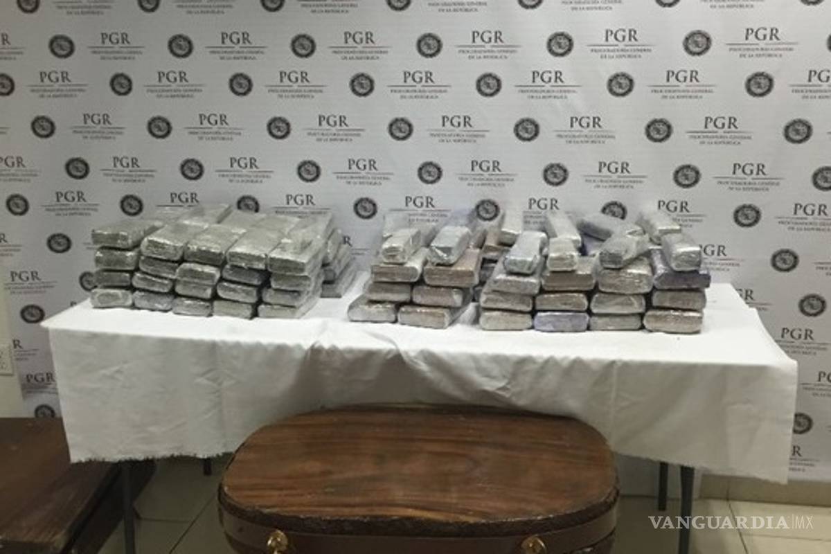 Hallan mariguana escondida en mesas rústicas en Monterrey