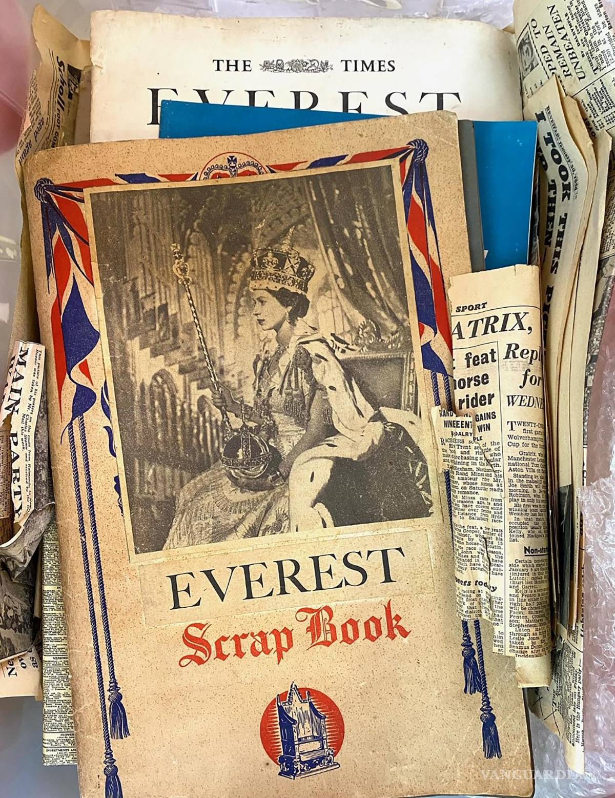 $!Álbum de recortes de la expedición al Everest.