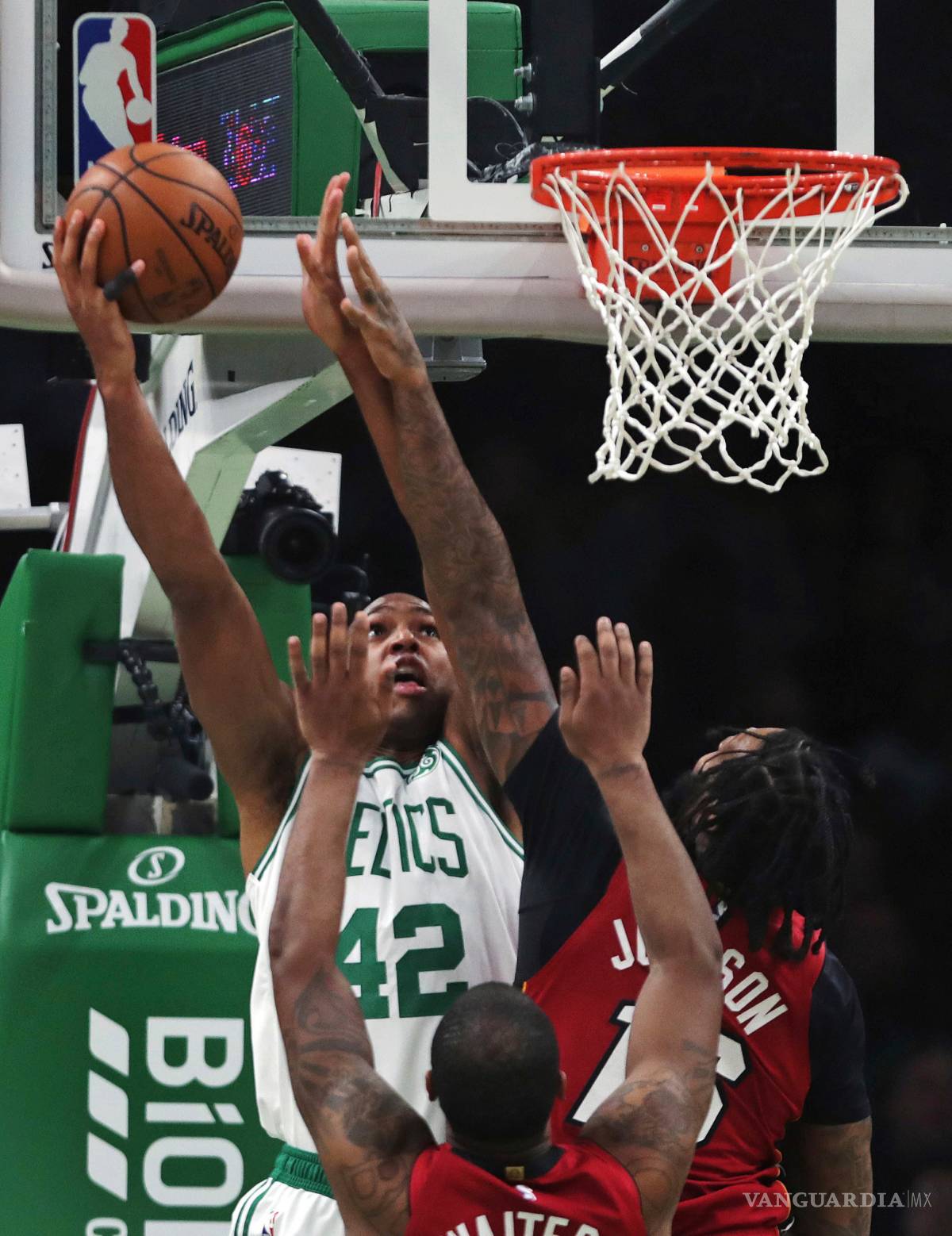 $!Kyrie Irving le arruina la última visita de Dwayne Wade al TD Garden