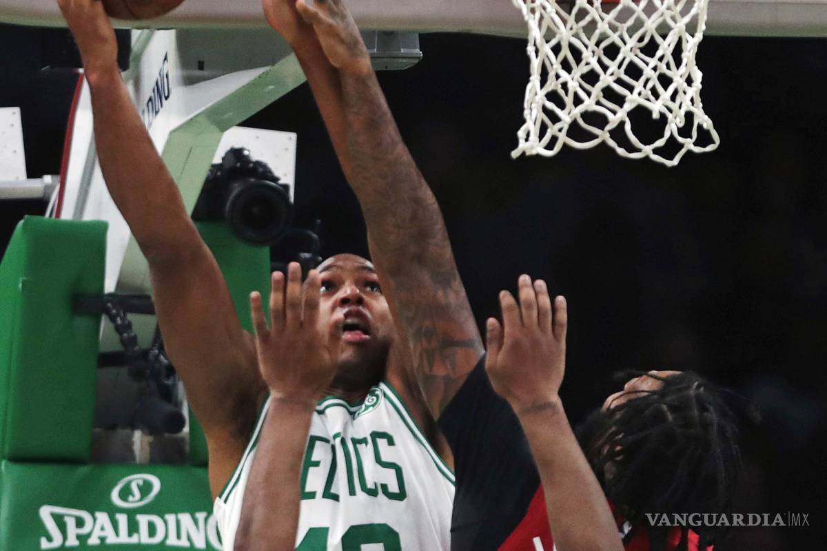 $!Kyrie Irving le arruina la última visita de Dwayne Wade al TD Garden