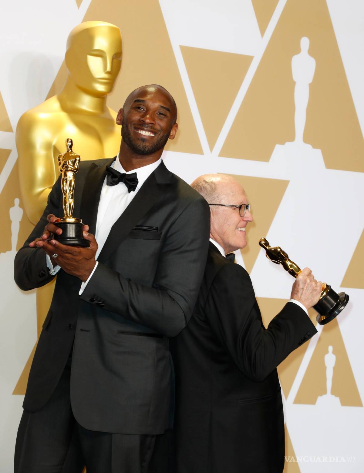 $!Mientras Kobe sigue sin creer el Oscar, LeBron no descarta uno