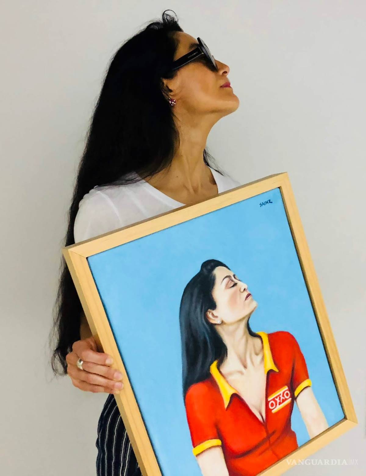 $!Avelina Lesper destruye obra de arte, luego intenta huir y todos creen que es un performance