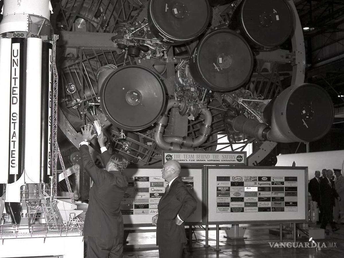 $!El Dr. Wernher von Braun, primer director del Marshall Space Flight Center, señala detalles sobre un cohete Saturno al presidente Dwight D. Eisenhower.