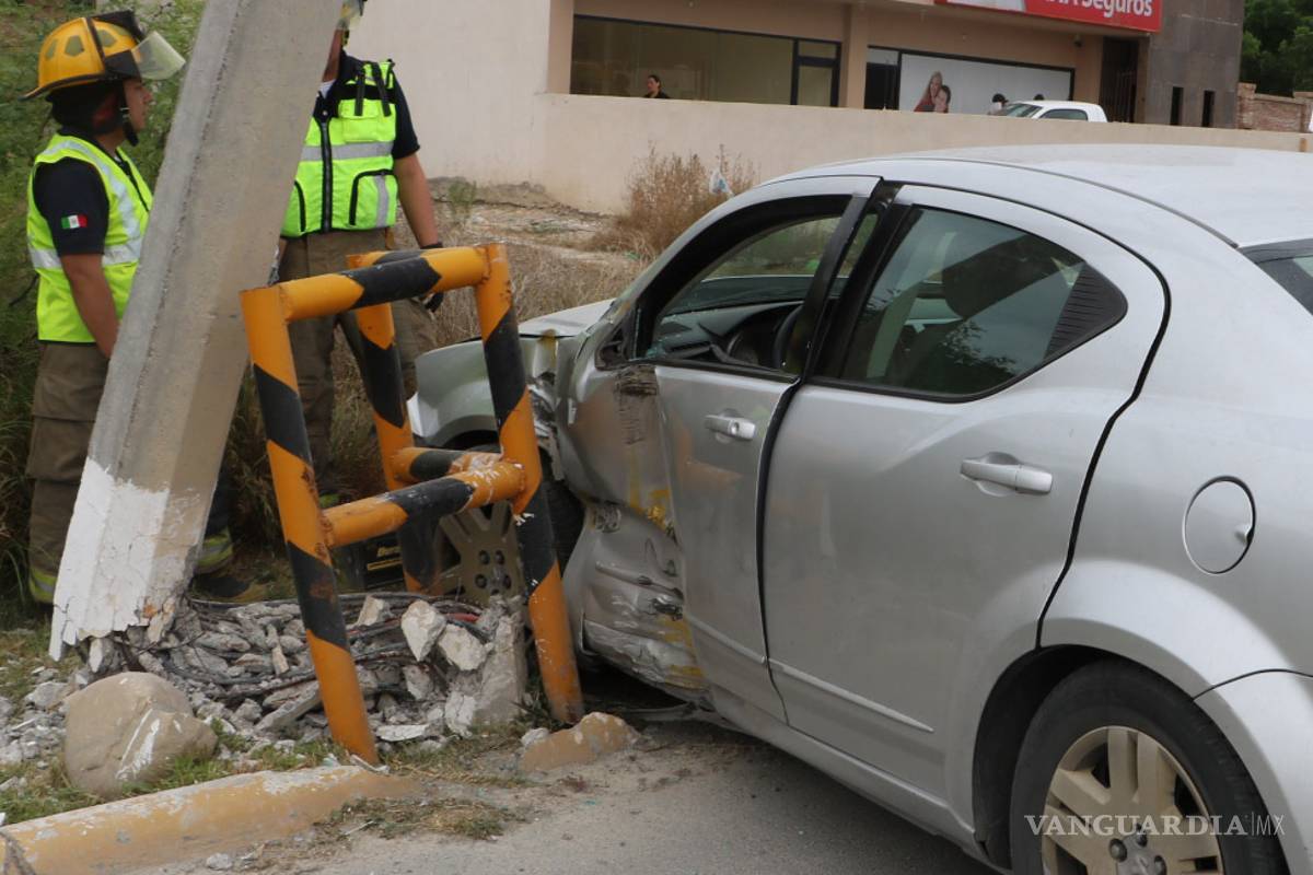 Choca contra poste, por conducir a exceso de velocidad