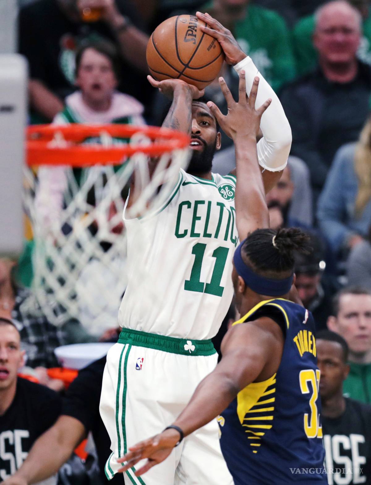 $!Kyrie Irving está ¡que arde! y lleva a Boston a la victoria