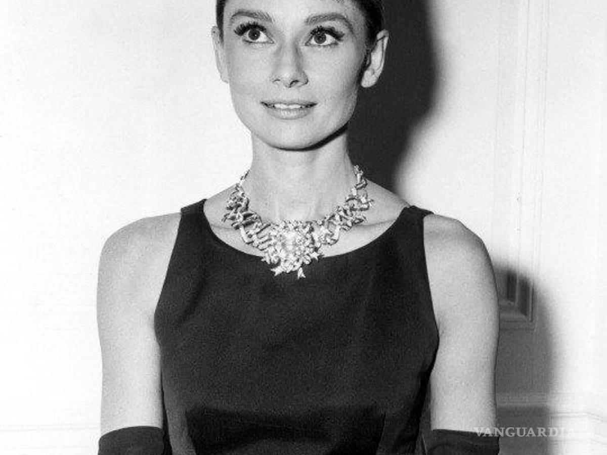 $!Audrey Hepburn lució la enorme piedra amarilla en las fotos publicitarias de su famosa película de 1961 llamada “Breakfast at Tiffany’s”.
