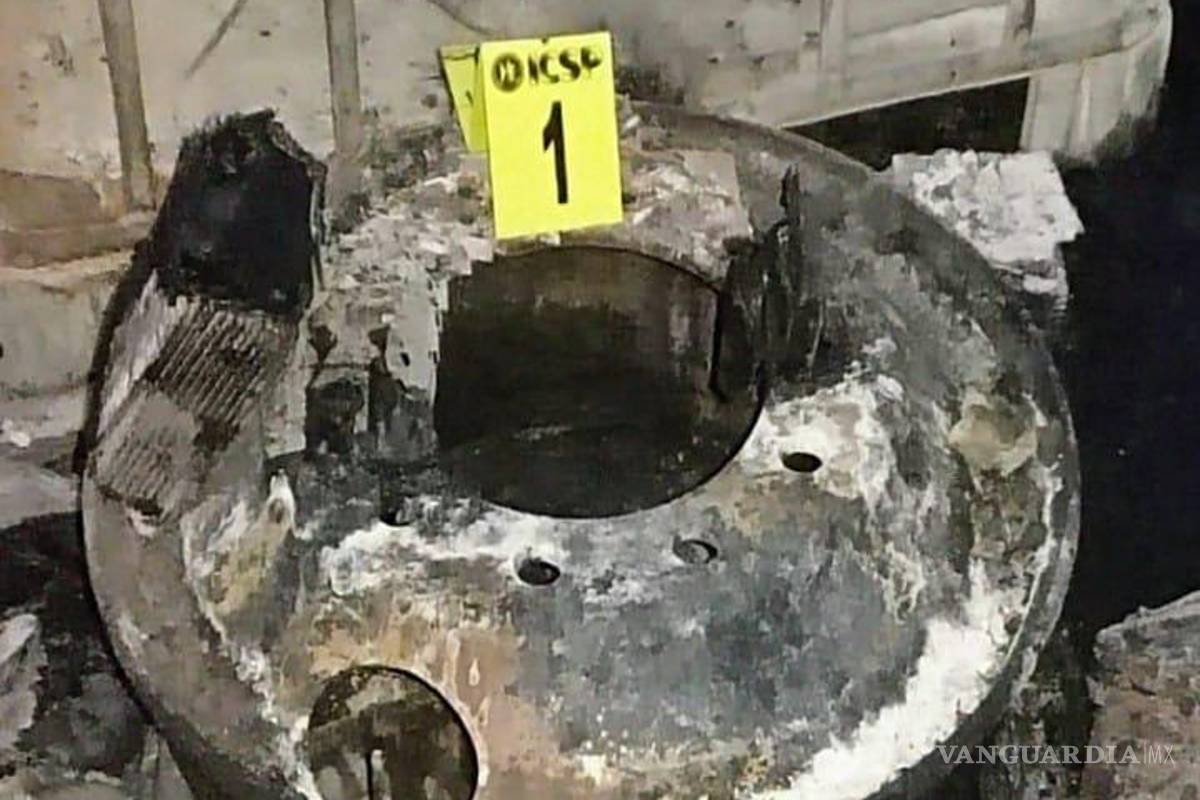 Fiscalía catea taller, tras incendio que calcinó más de 20 autos y dejó tres heridos, en Nuevo León