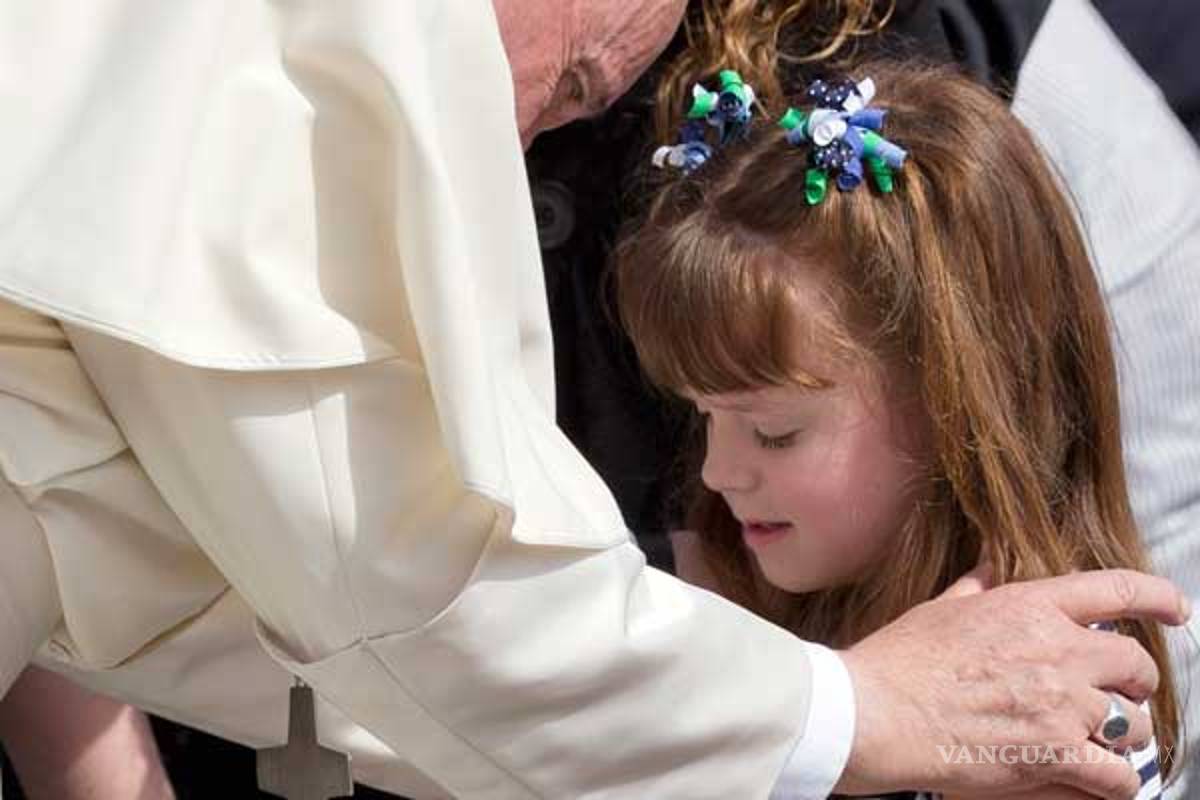 Cumple Papa sueño a niña que perderá la vista y el oído