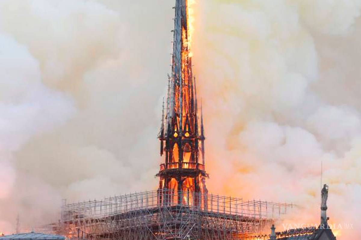Arde Notre Dame símbolo de la cristiandad; Incendio daña dos tercios de la cubierta