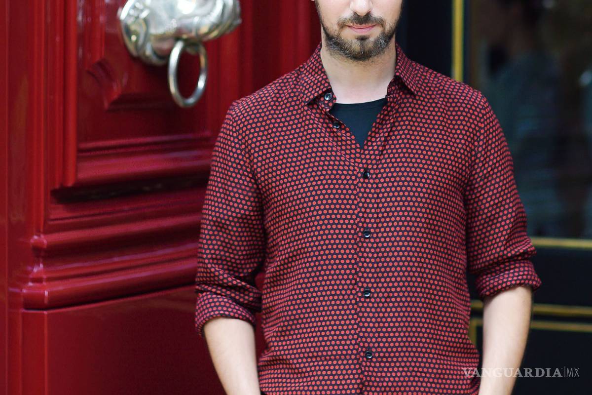 Vaccarello lleva su minimalismo erótico a Saint Laurent