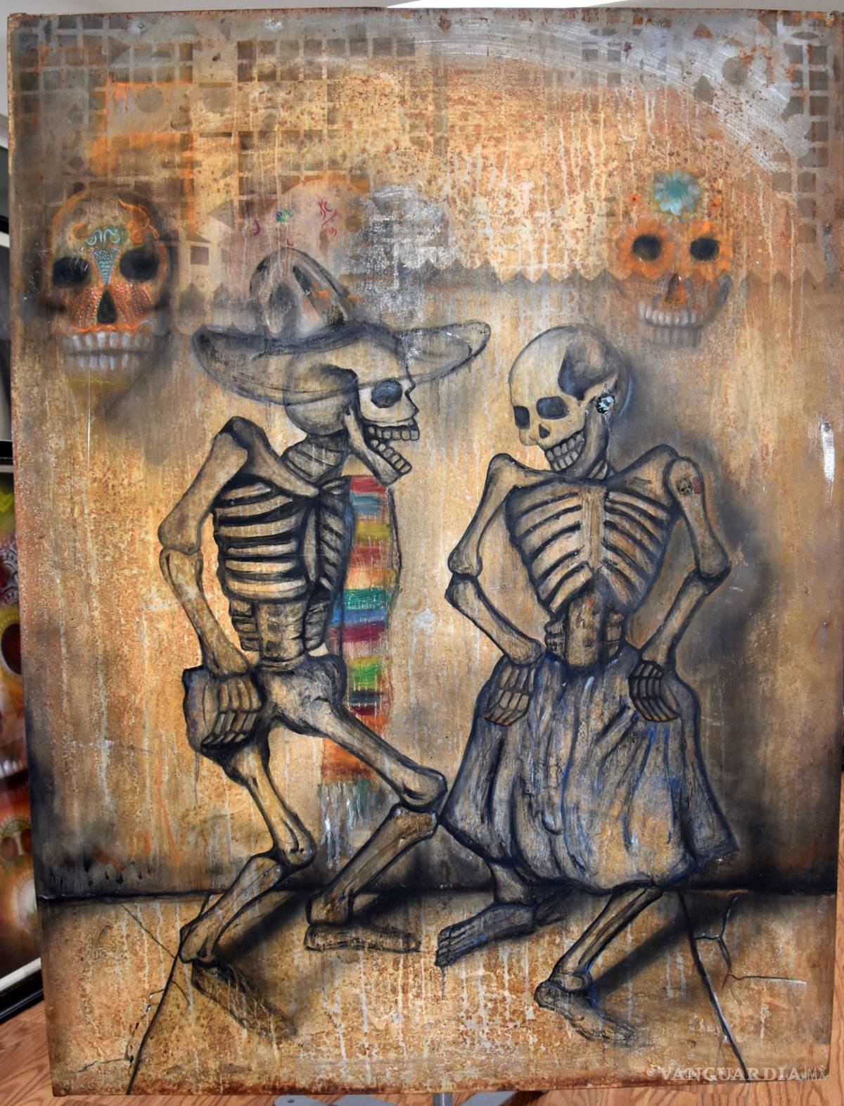 $!Jesús Molina, un pintor mexicano que “resucita” a los difuntos en su taller automotriz