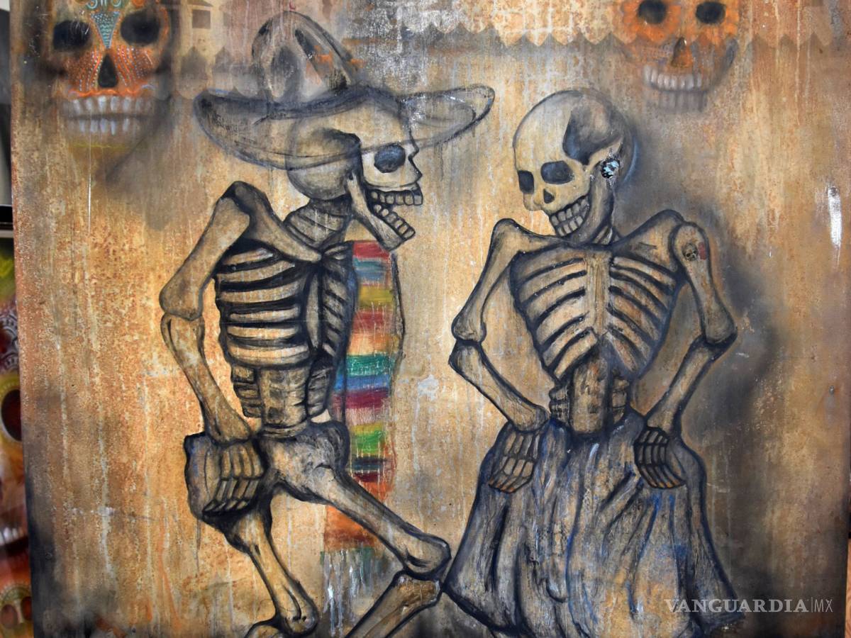 $!Jesús Molina, un pintor mexicano que “resucita” a los difuntos en su taller automotriz