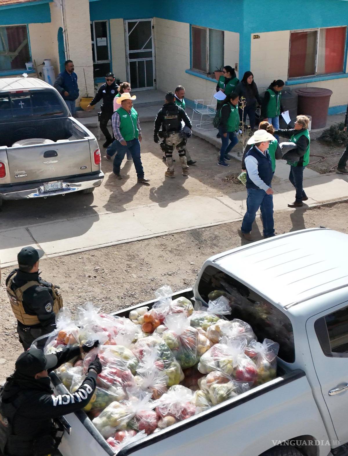 $!El alcalde Elías Portillo supervisa las labores de reparación de equipos eléctricos y el reparto de apoyos y despensas.