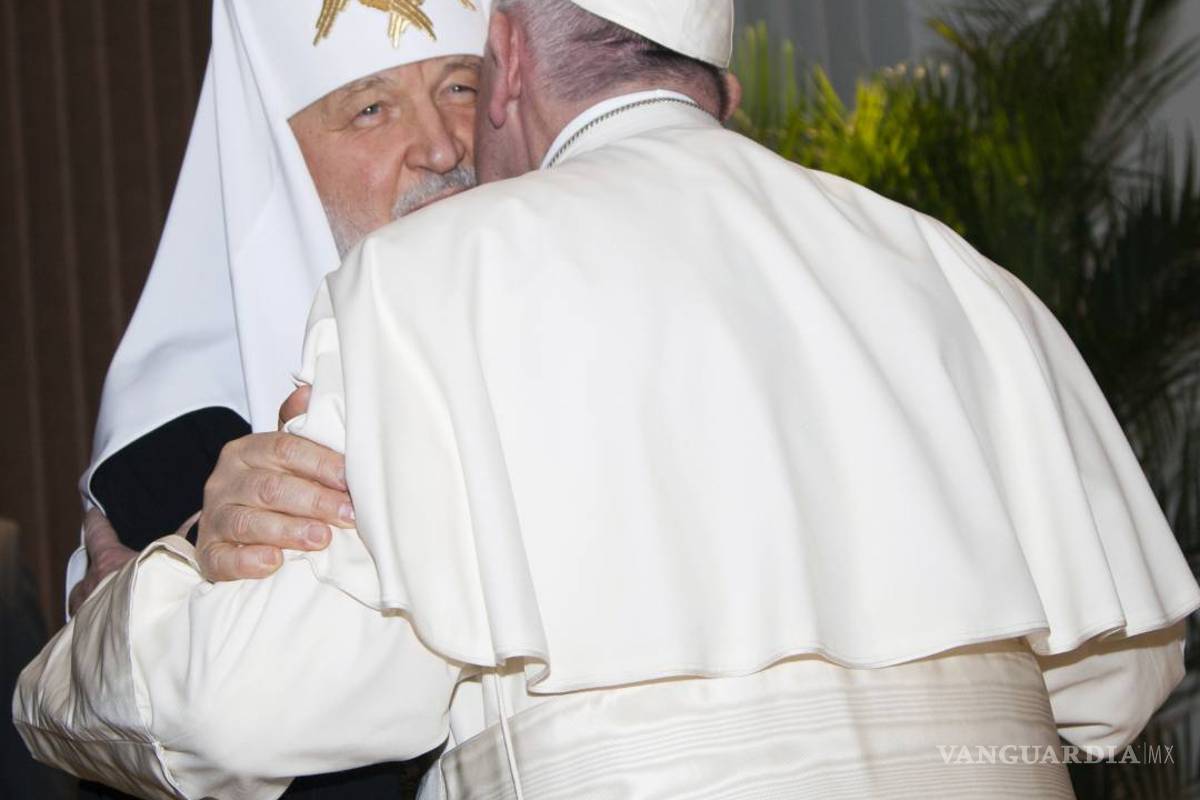 El Papa y el patriarca ruso Kiril se abrazaron en encuentro histórico