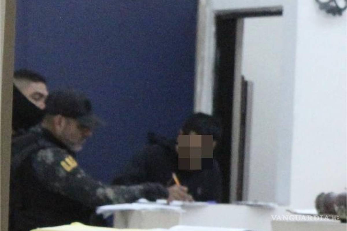 Detienen a jóvenes por vender droga afuera de un gimnasio, en Saltillo