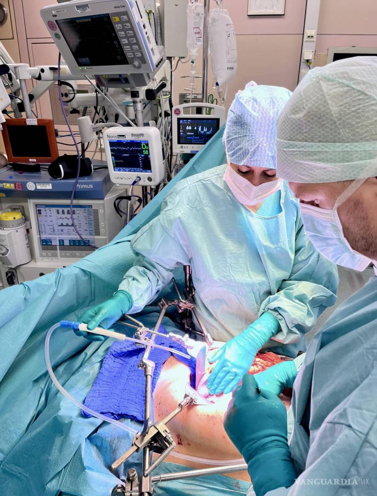 $!La “unicornio mexicana” se pasó la noche de este 24 y 25 de diciembre en el quirófano de un hospital de Viena, Austria, y atendiendo a sus pacientes.