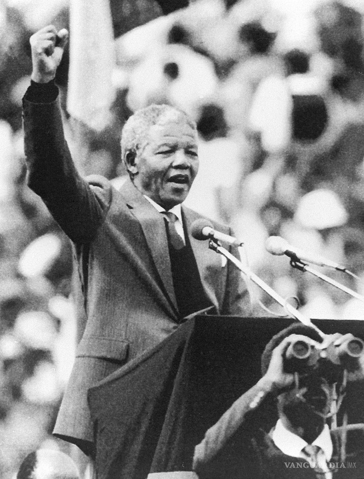 $!13/02/90. Nelson Mandela es saludado por 100,000 personas en el estadio de Soweto días después de su liberación, tras 27 años de encarcelamiento.