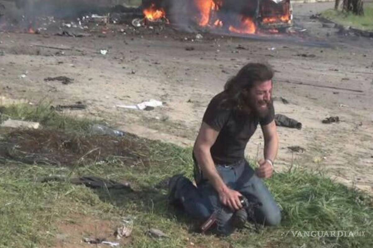 Fotógrafo no soportó y lloró por la tragedia del atentado en Alepo que mató a más de 60 niños