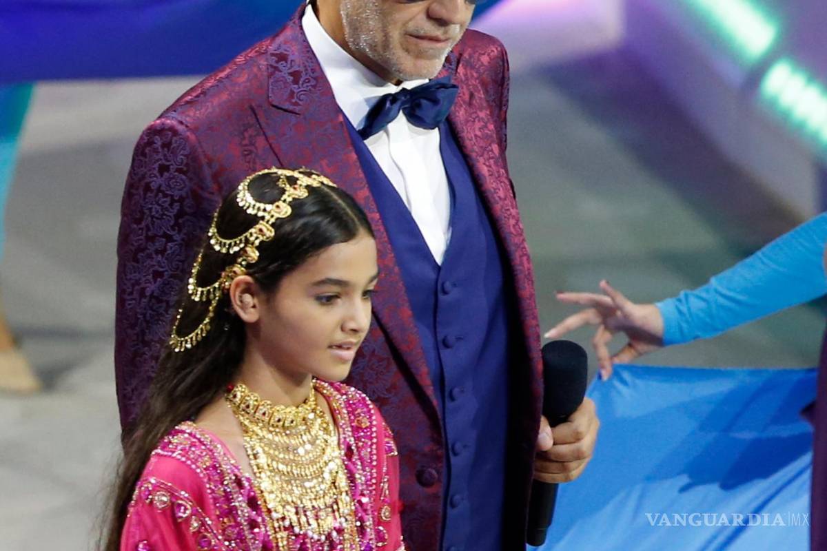 $!El tenor italiano Andrea Bocelli se presenta en el centro de actuación en Al Wasl Plaza en el sitio de la EXPO durante la ceremonia de apertura oficial de la EXPO 2020, Dubai, Emiratos Árabes Unidos. EFE/EPA/Ali Haider