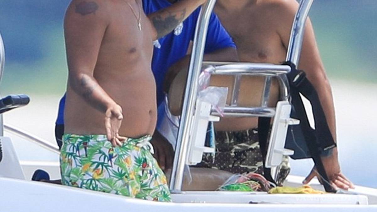 Bruno Mars luce 'barriga' al lado de su escultural novia en la riviera nayarita