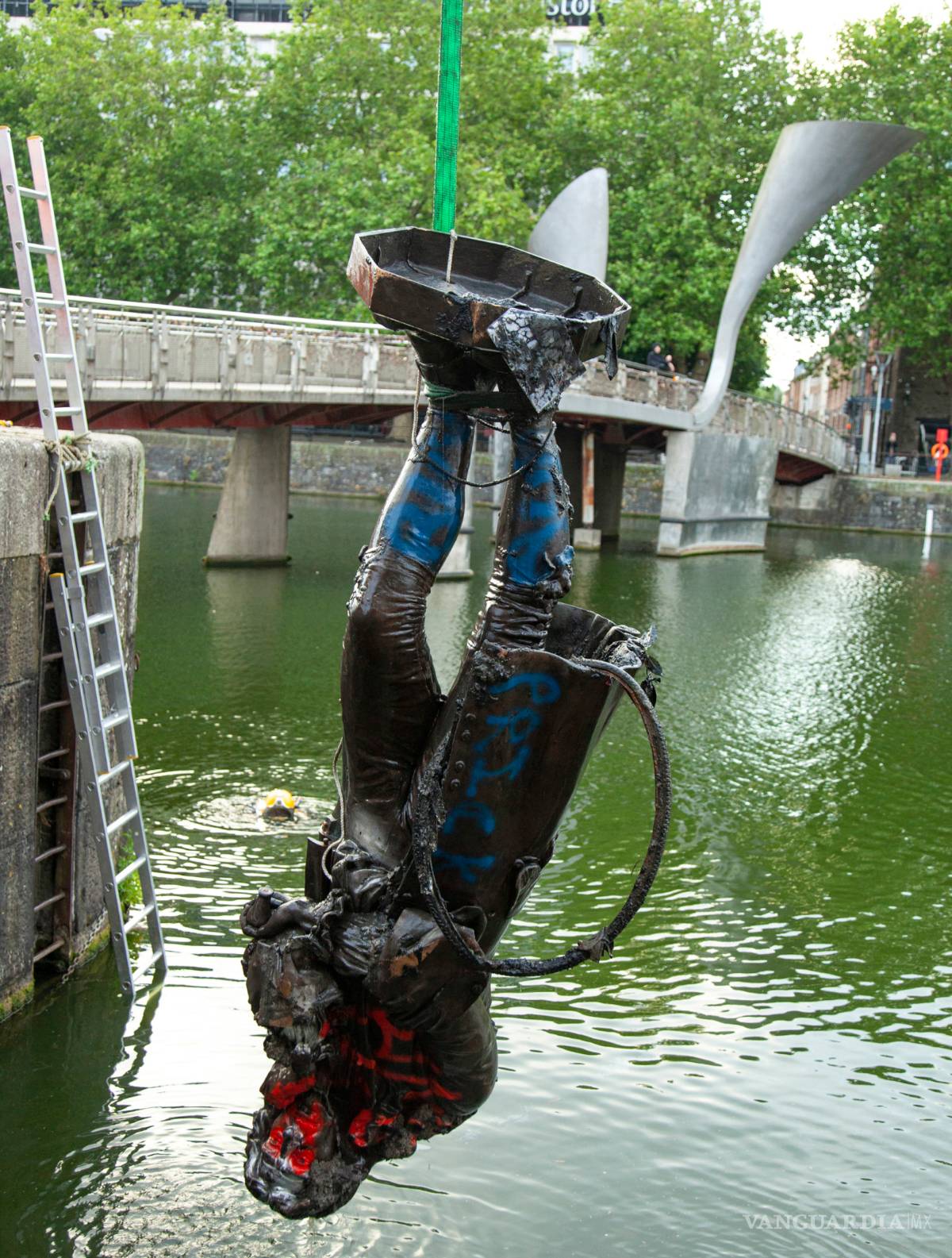 $!Monumentos y estatuas son víctimas de la ira y las protestas antirracistas en todo el mundo (fotos)