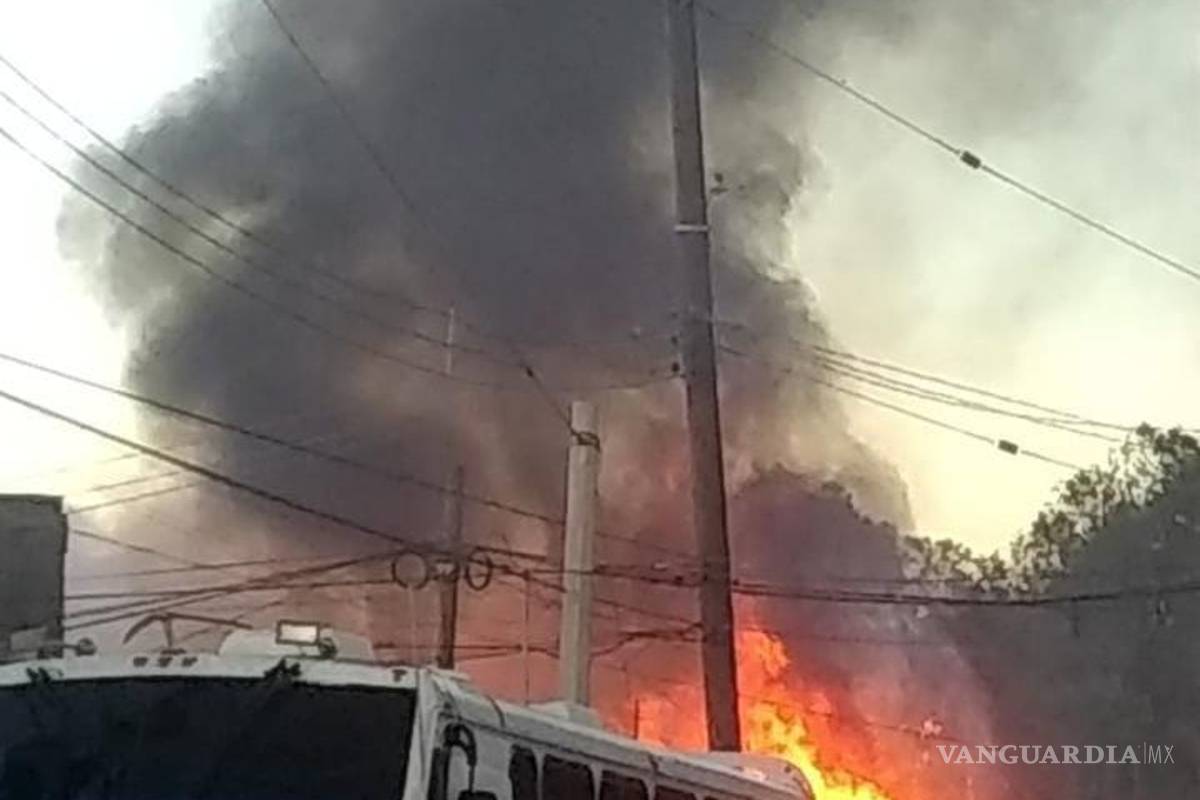 Se incendia arroyo de la colonia Anáhuac y arrasa con un tejabán, en Saltillo