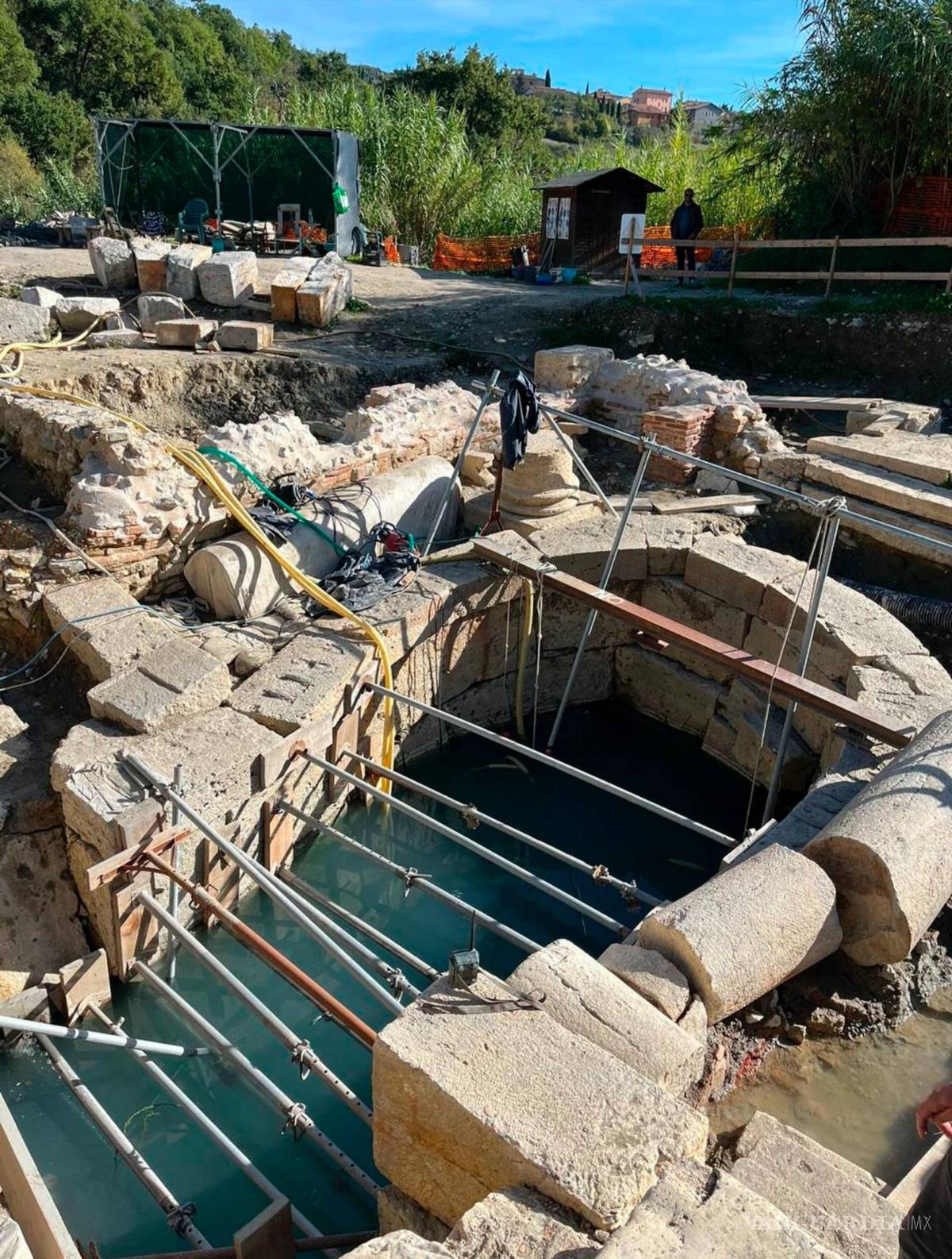 $!Arqueólogos trabajan en el sitio del descubrimiento de dos docenas de estatuas de bronce en una antigua fuente termal toscana en San Casciano dei Bagni, Italia.