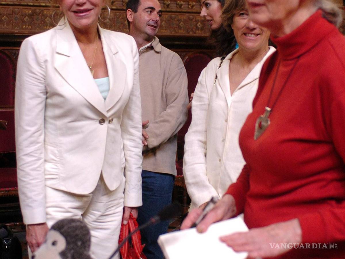 $!Jane Goodall, a la derecha y la baronesa Thyssen, de blanco a la izquierda.