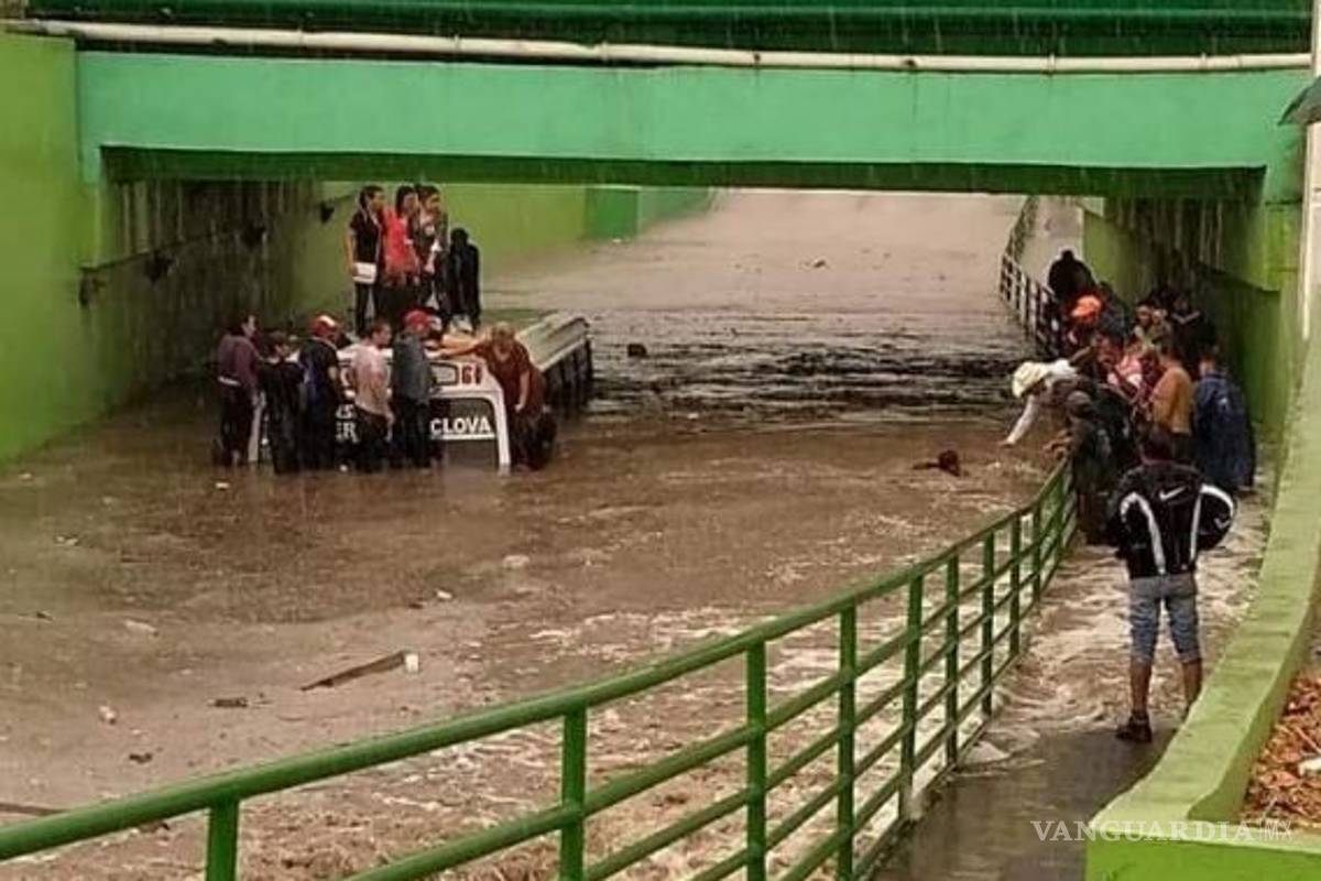 $!Pasajeros en Frontera viven momentos de angustia y terror ¡Se salvan de morir ahogados!