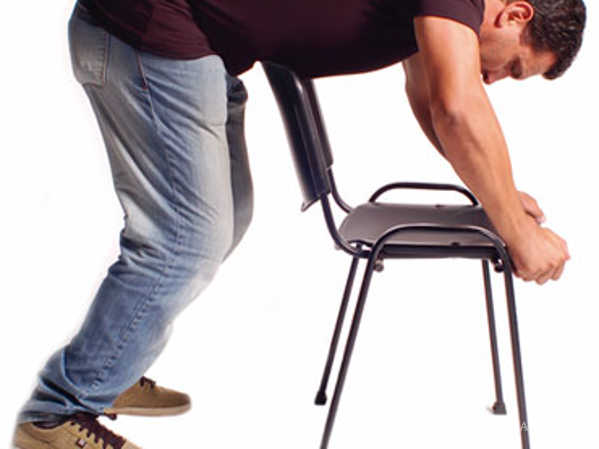 $!Coloca las manos igual que si se lo fueras a hacer a otra persona y presiona echando todo el peso de tu cuerpo sobre el respaldo de una silla.