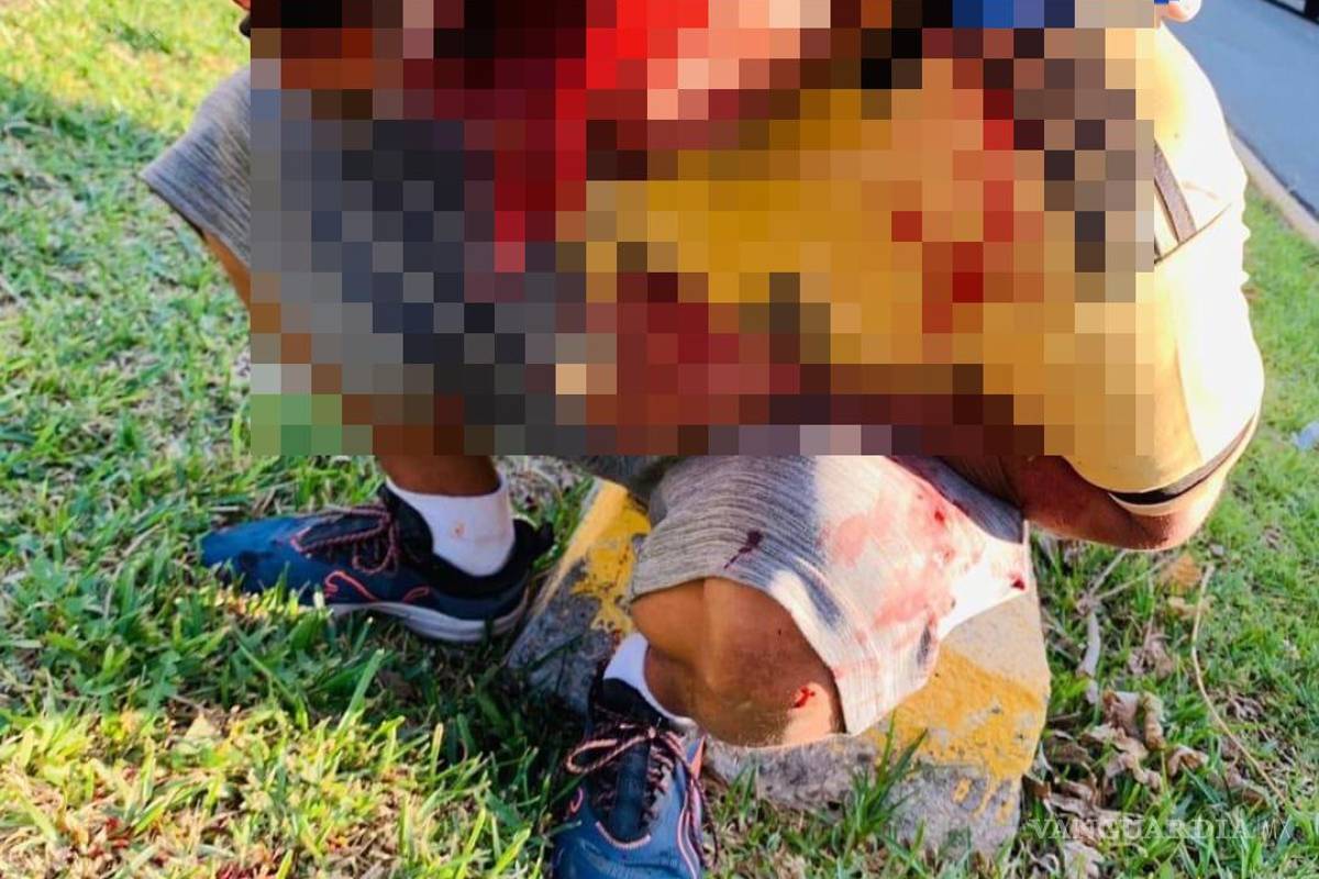 $!El ciclista fue estabilizado en el lugar antes de ser trasladado a un hospital para atención especializada.