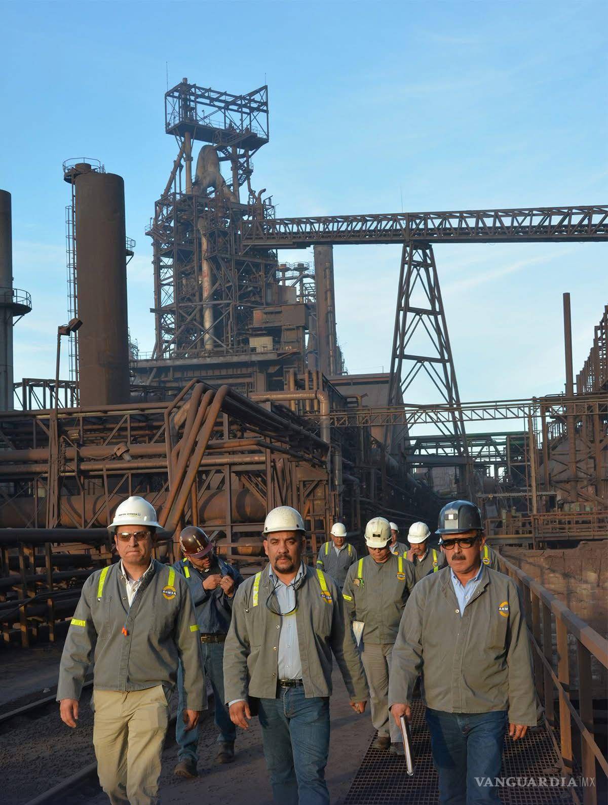 $!La incertidumbre sobre el futuro de AHMSA mantiene la atención de trabajadores y exobreros que esperan una definición sobre el destino de la compañía.