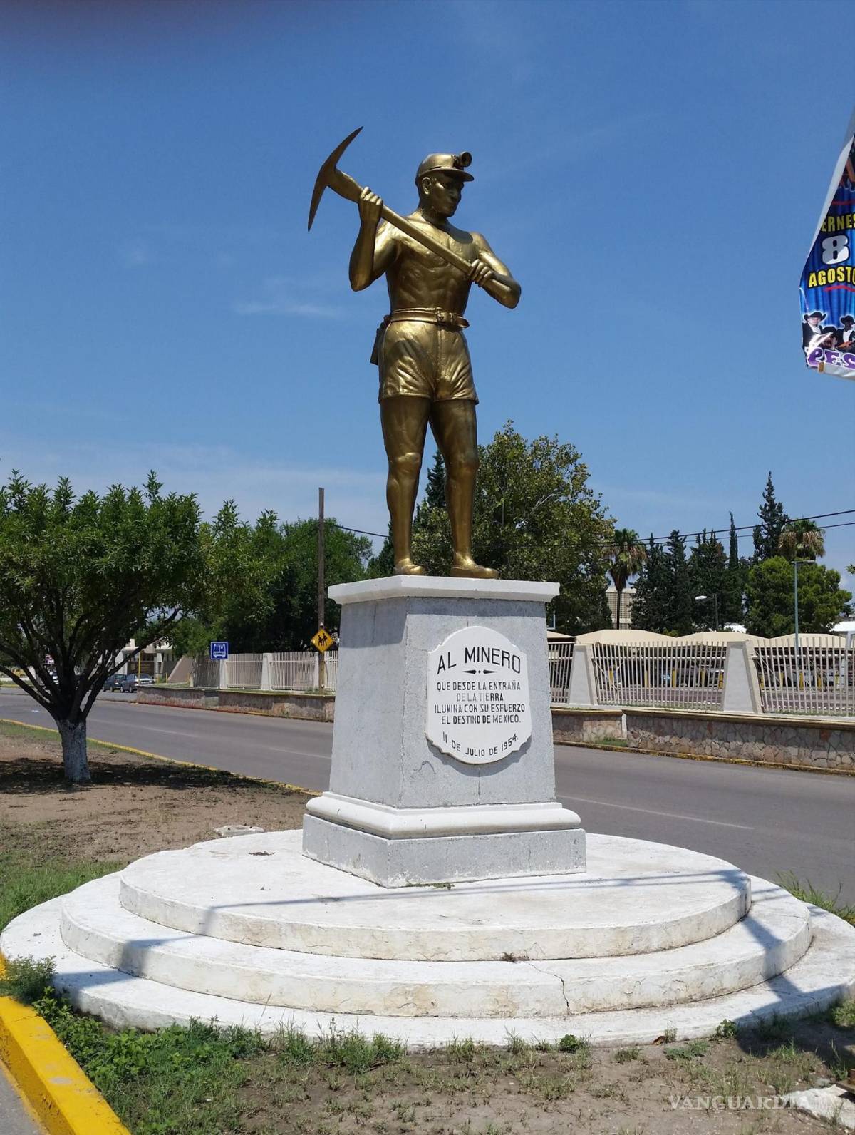 $!En Nueva Rosita, Coahuila está una estatua que celebra el oficio.