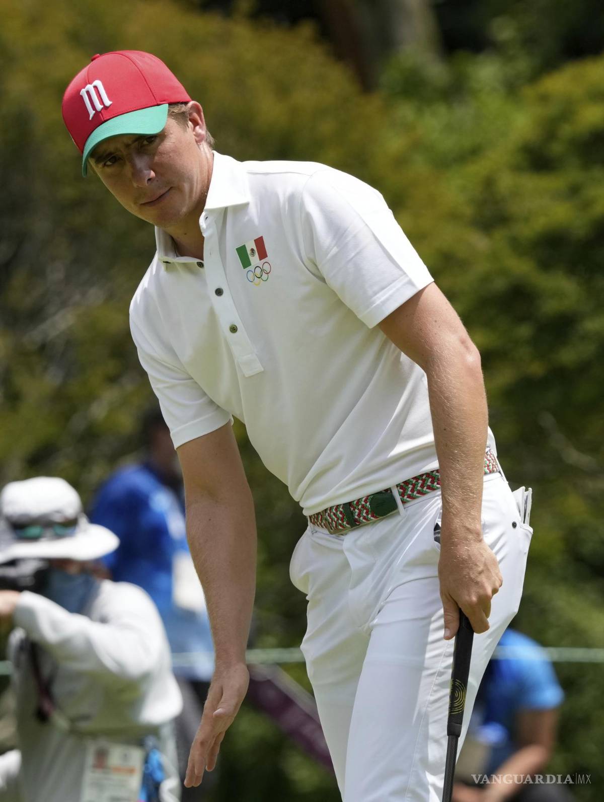 $!Carlos Ortiz de México reacciona después de fallar un putt en el segundo hoyo durante la tercera ronda del evento de golf masculino.