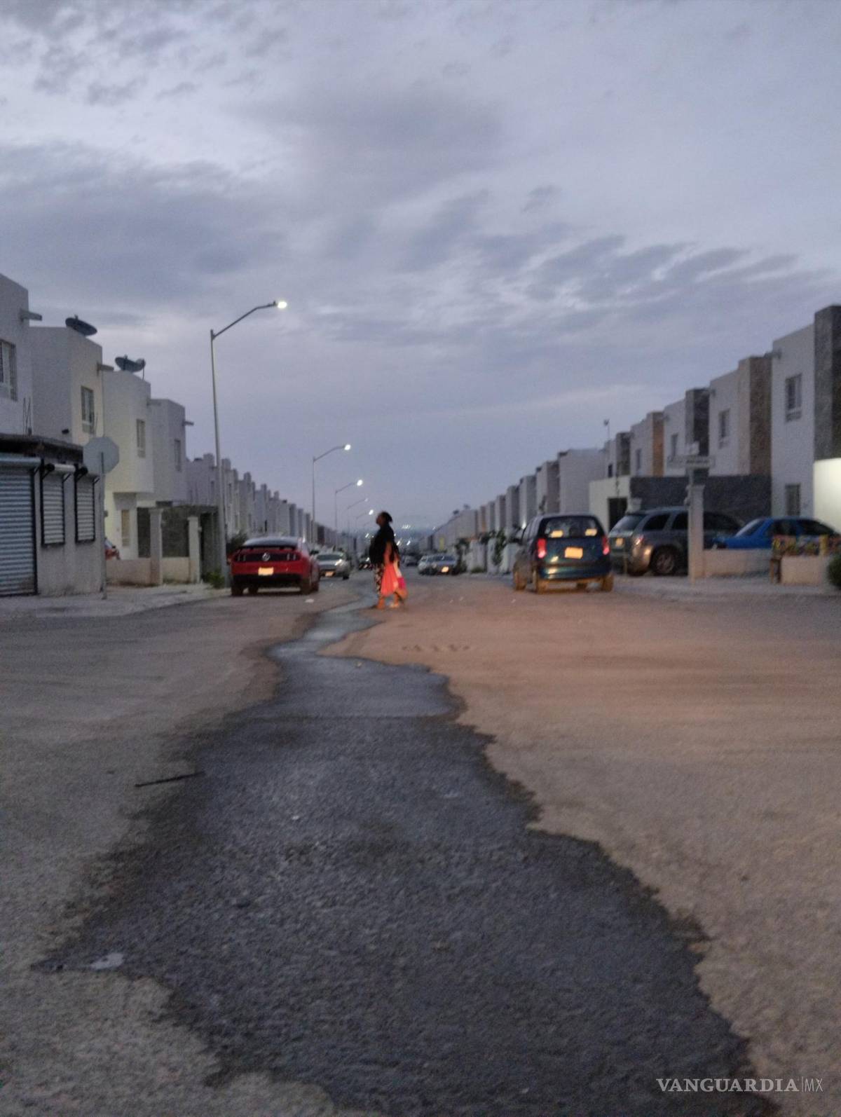 $!Las constantes fugas de agua en los edificios de Parajes de San José reflejan problemas de construcción y mantenimiento.