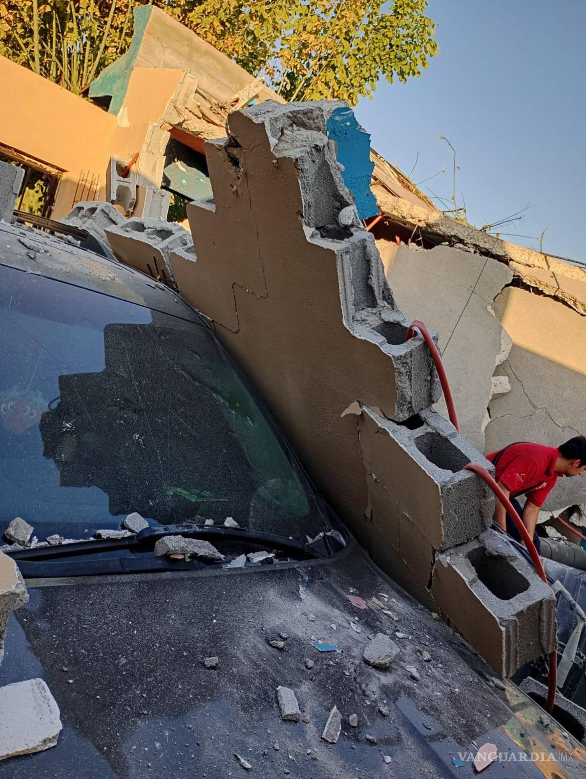 $!Elementos de Protección Civil y bomberos trabajan en la vivienda siniestrada, donde la losa del techo colapsó debido a la explosión.