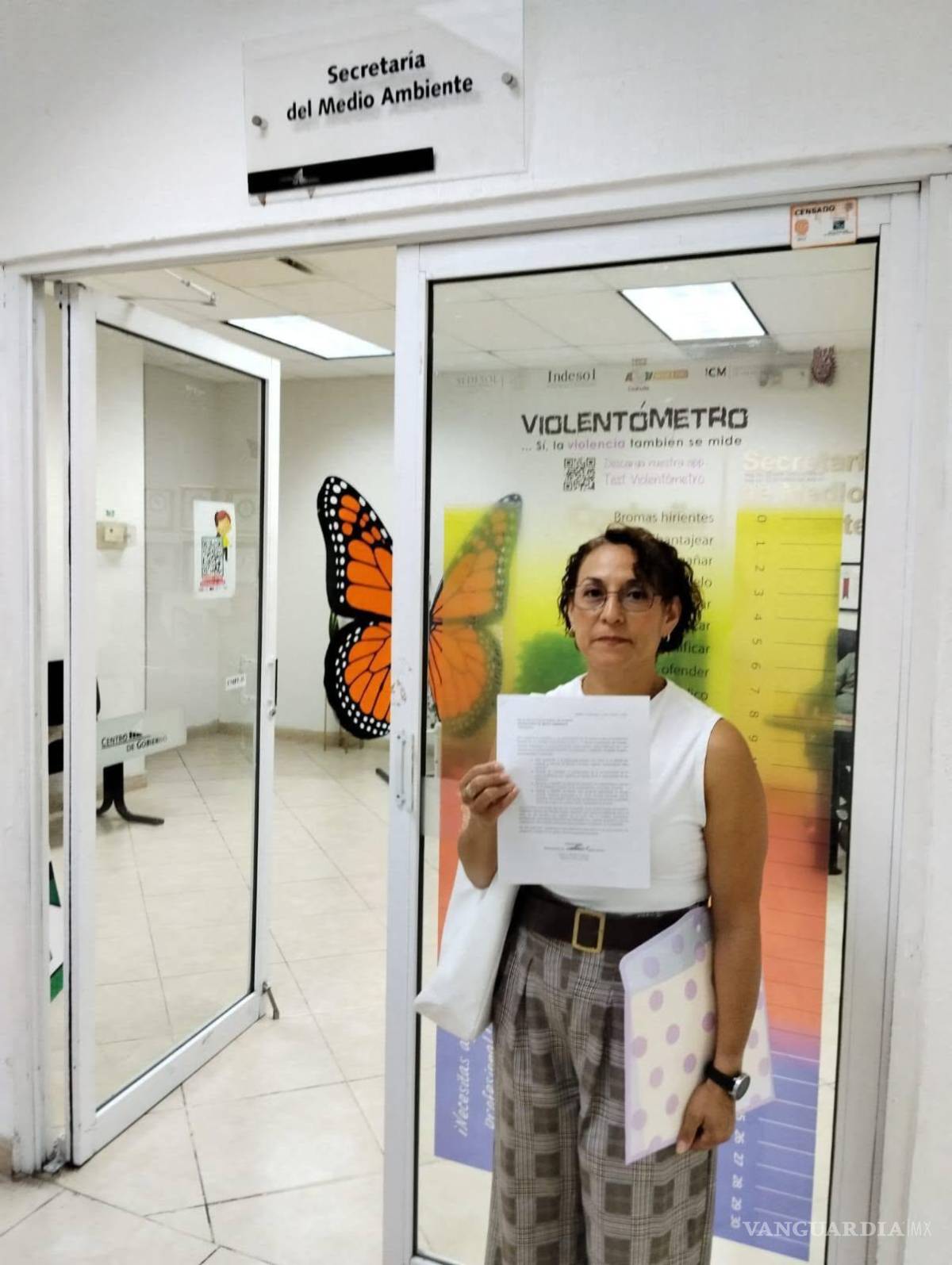 $!Susana Fabián Sosa entregó el documento en la Secretaría de Medio Ambiente, acompañada por Armando López, coordinador de la Asociación de Vecinas y Vecinos de Saltillo.