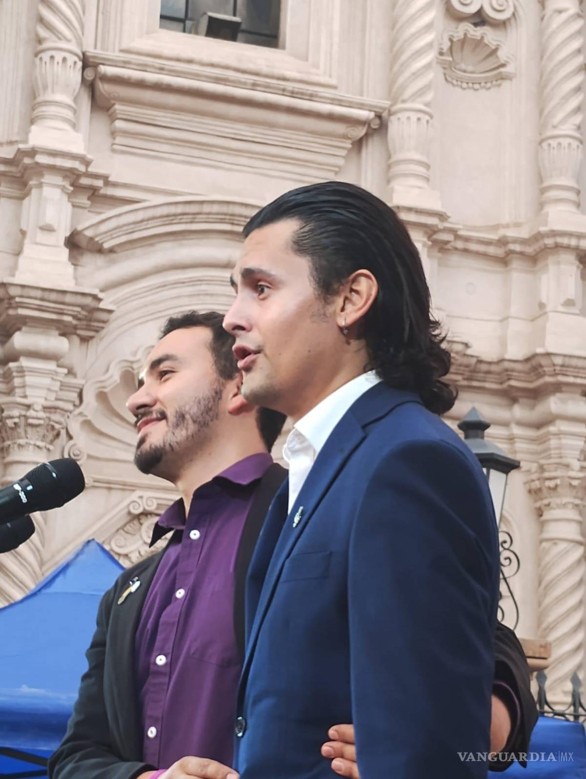 $!Dos tenores interpretando “Somos Novios” abrazados, una actuación que celebra el amor en todas sus formas.