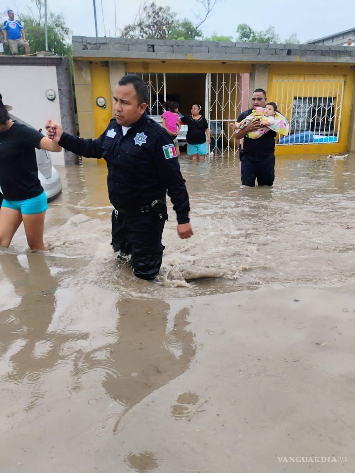 $!Policías auxiliaron a familias para salir de sus viviendas y poner a salvo a menores de edad durante la emergencia.