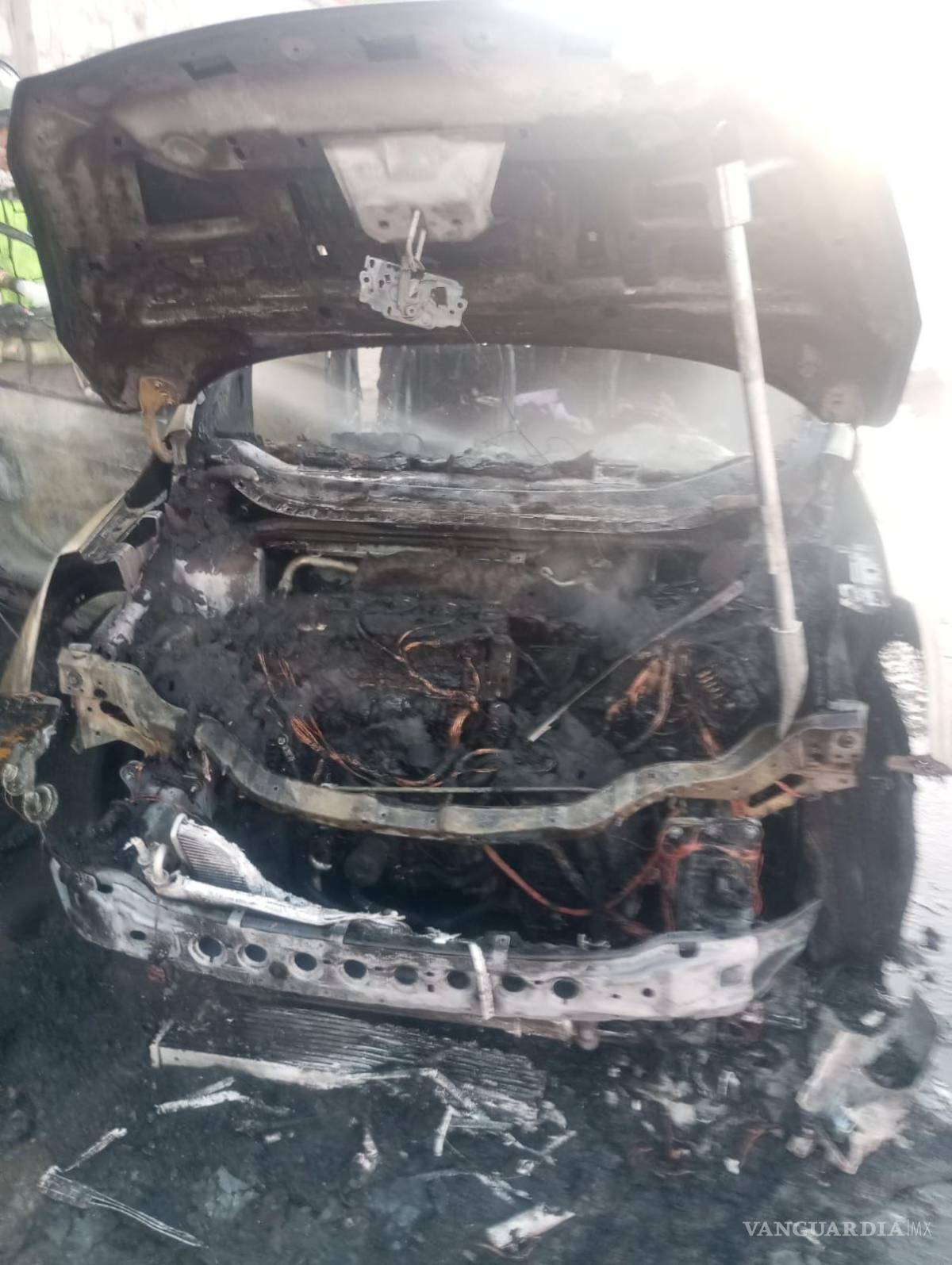 $!Se desconocen las causas que originaron el incendio que consumió la camioneta.