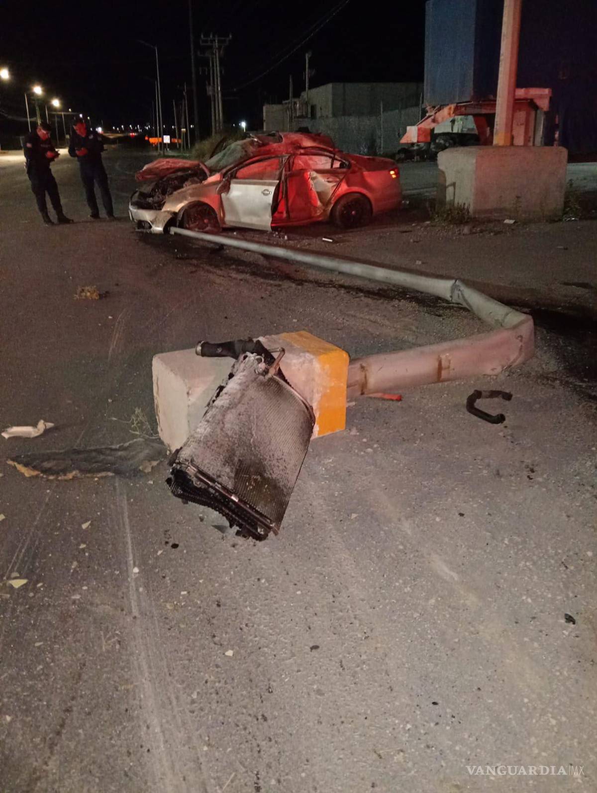 $!La fuerza del impacto provocó que una luminaria fuera derribada sobre el camellón central de la carretera Los Pinos, donde autoridades iniciaron las investigaciones para determinar las causas del percance.