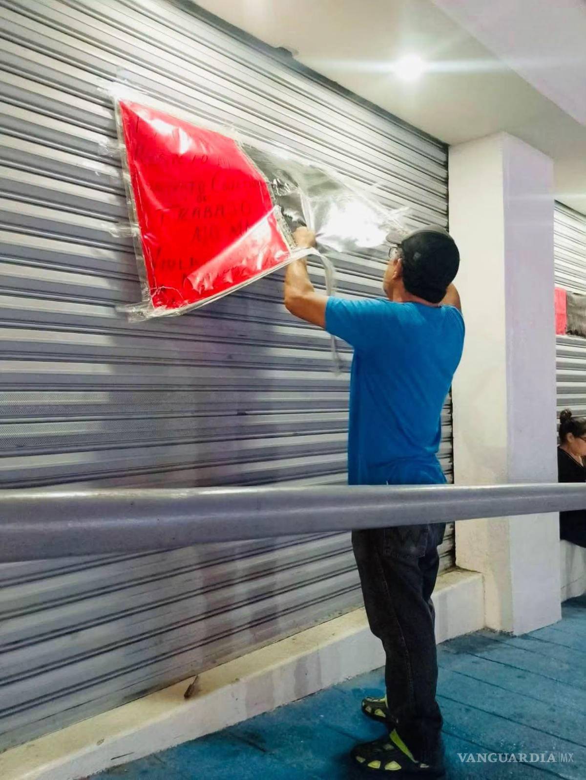 $!Personal sindical retiró las banderas rojinegras que permanecieron en la sucursal durante el conflicto laboral.