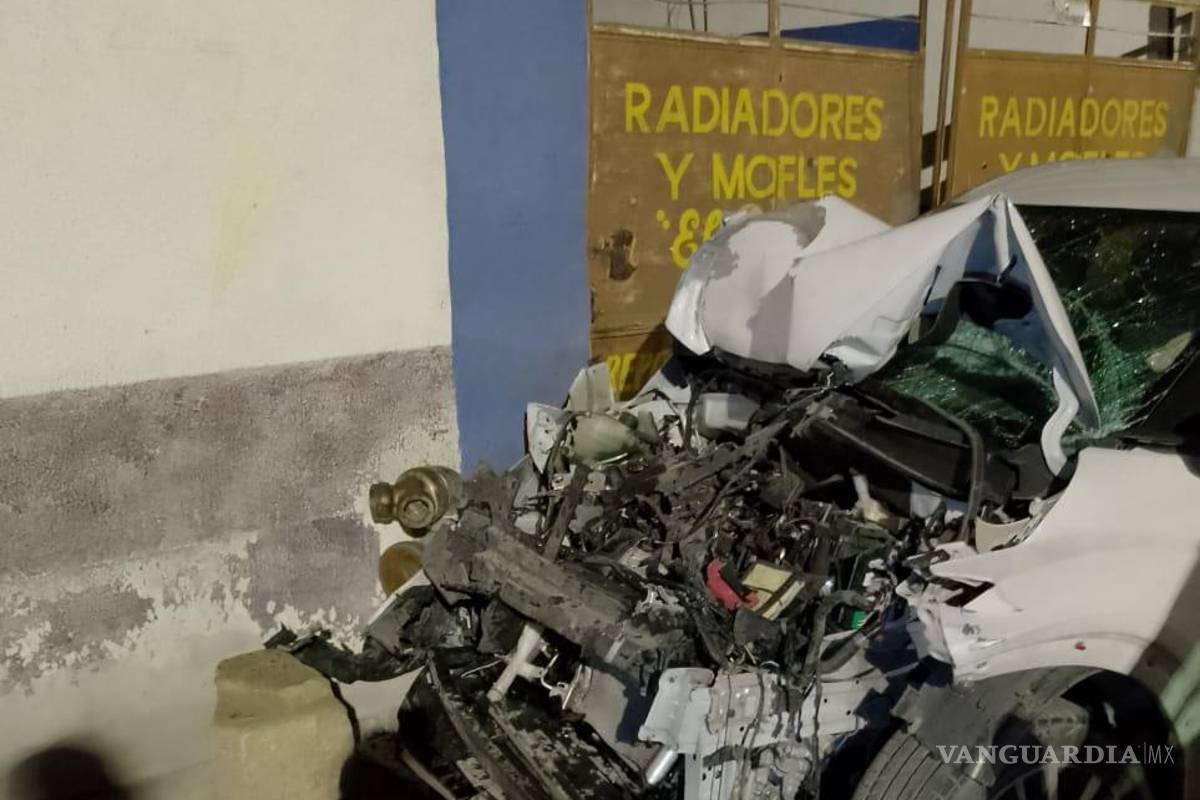 Saltillo: Choca camioneta estacionada y daña hidrante tras conducir alcoholizada